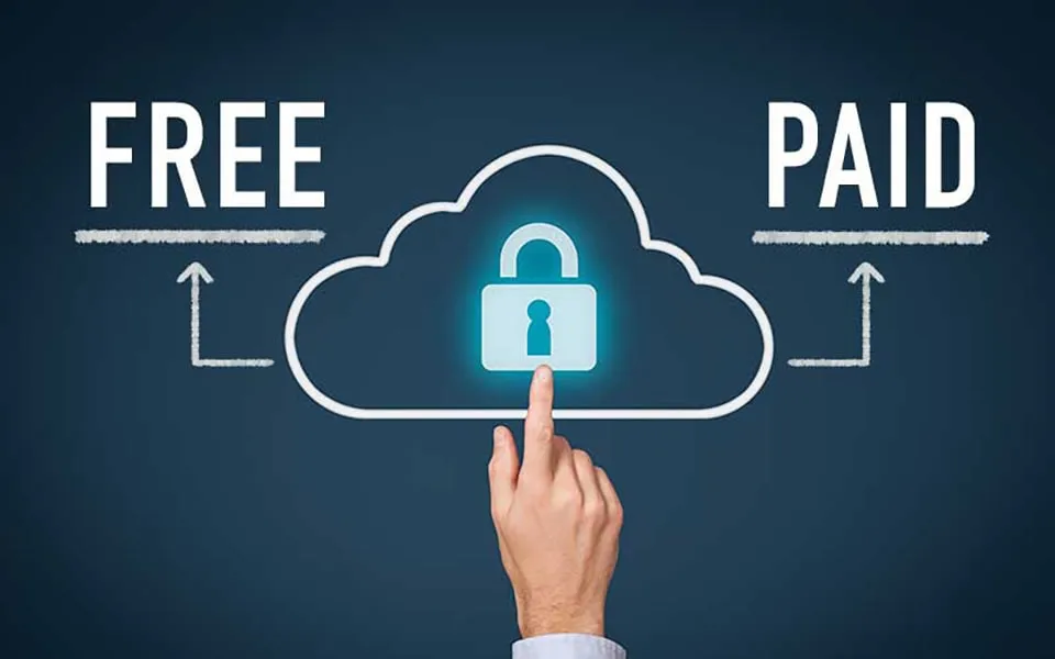 無料版と有料版の違いについての確認をする人